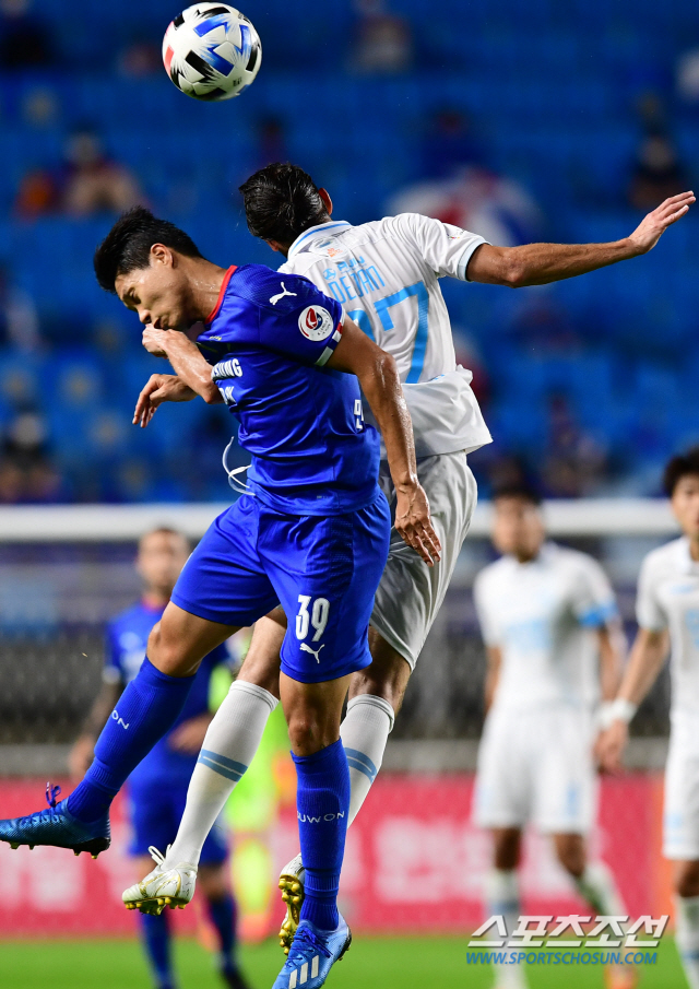 2020 프로축구 K리그1 수원삼성과 대구FC의 경기가 2일 수원월드컵경기장에서 열렸다. 수원삼성 민상기와 대구FC 데얀이 볼을 다투고 있다.
수원=최문영 기자 deer@sportschosun.com /2020.08.02/