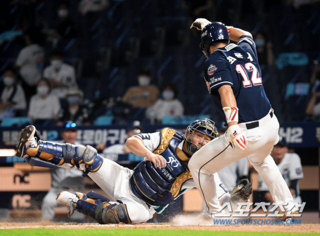 두산 베어스와 NC 다이노스의 2020 KBO 리그 경기가 2일 창원NC파크에서 열렸다. 연장 12회초 무사 1루, 두산 박건우의 적시타때 1루주자 최용제가 홈으로 파고들어 세이프되고 있다. NC 포수는 양의지. 창원=허상욱 기자 wook@sportschosun.com/2020.08.02/
