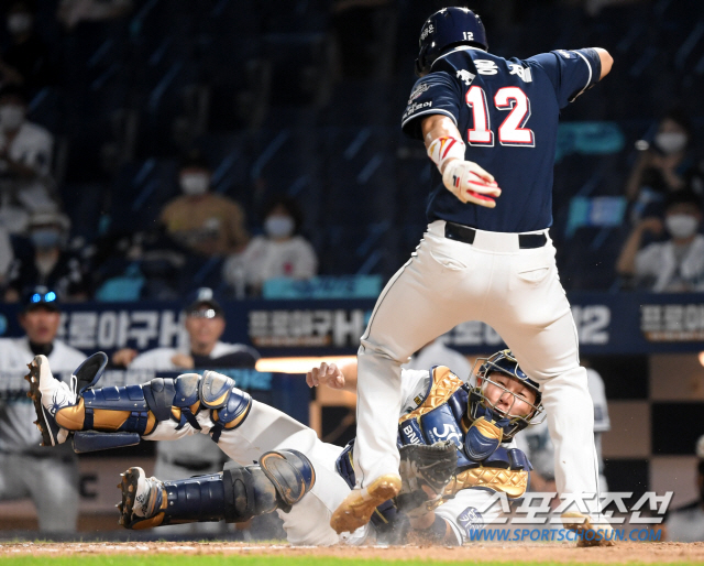 두산 베어스와 NC 다이노스의 2020 KBO 리그 경기가 2일 창원NC파크에서 열렸다. 연장 12회초 무사 1루, 두산 박건우의 적시타때 1루주자 최용제가 홈으로 파고들어 세이프되고 있다. NC 포수는 양의지. 창원=허상욱 기자 wook@sportschosun.com/2020.08.02/