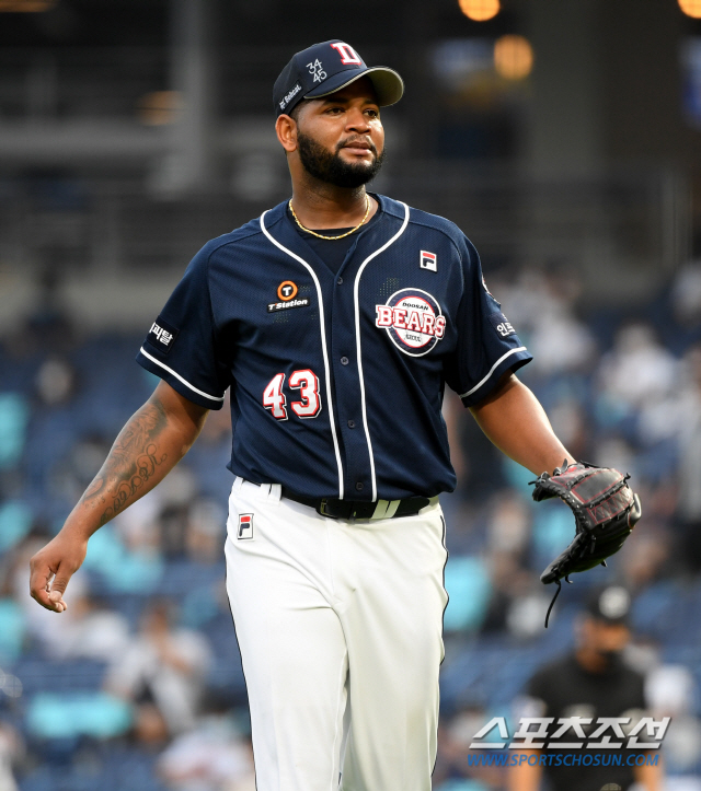 두산 베어스와 NC 다이노스의 2020 KBO 리그 경기가 2일 창원NC파크에서 열렸다. 5회말 수비를 마친 두산 알칸타라가 덕아웃으로 향하고 있다. 창원=허상욱 기자 wook@sportschosun.com/2020.08.02/