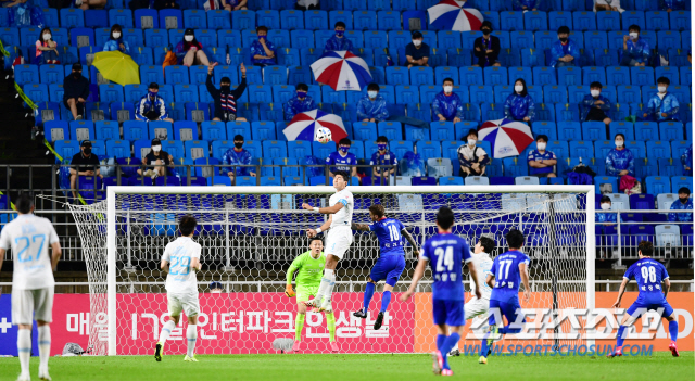 2020 프로축구 K리그1 수원삼성과 대구FC의 경기가 2일 수원월드컵경기장에서 열릴 예정이다. 프로축구 관중 입장 허용에 따라 관중들이 지켜보는 가운데 경기가 진행되고 있다.
수원=최문영 기자 deer@sportschosun.com /2020.08.02/