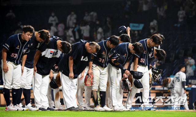 두산 베어스와 NC 다이노스의 2020 KBO 리그 경기가 2일 창원NC파크에서 열렸다. 두산이 연장승부 끝 7대4로 승리했다. 경기 종료 후 팬들에 인사를 하는 두산 선수들의 모습. 창원=허상욱 기자 wook@sportschosun.com/2020.08.02/