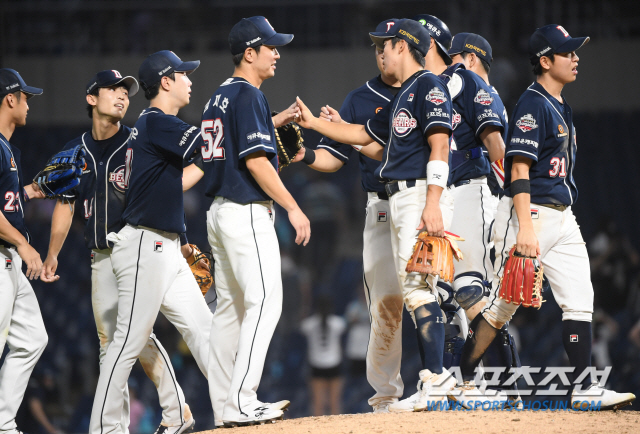 두산 베어스와 NC 다이노스의 2020 KBO 리그 경기가 2일 창원NC파크에서 열렸다. 두산이 연장승부 끝 7대4로 승리했다. 경기 종료 후 기쁨을 나누는 두산 선수들의 모습. 창원=허상욱 기자 wook@sportschosun.com/2020.08.02/