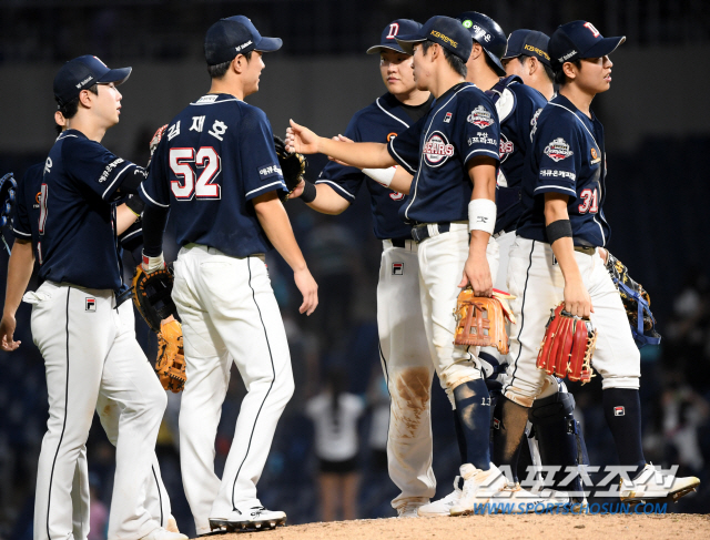 두산 베어스와 NC 다이노스의 2020 KBO 리그 경기가 2일 창원NC파크에서 열렸다. 두산이 연장승부 끝 7대4로 승리했다. 경기 종료 후 기쁨을 나누는 두산 선수들의 모습. 창원=허상욱 기자 wook@sportschosun.com/2020.08.02/