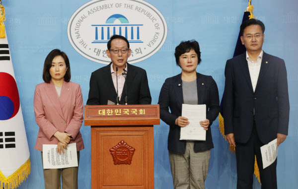 미래통합당 법사위원들이 지난달 국회 소통관에서 기자회견을 하고 있다. 왼쪽부터 전주혜 의원, 김도읍 의원, 조수진 의원, 유상범 의원./뉴시스