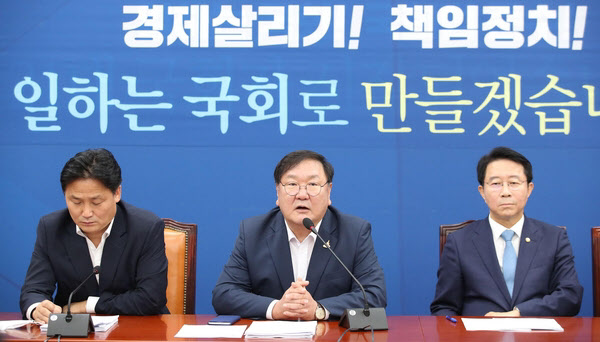 더불어민주당 김태년 원내대표가 지난달 서울 여의도 국회에서 열린 정책조정회의에서 발언을 하고 있다./뉴시스