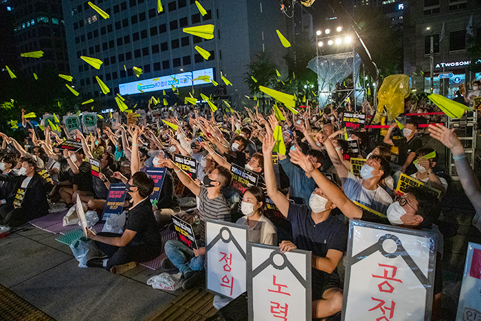 종이비행기 날리며 “인천공항 지키자” - 1일 오후 서울 중구 예금보험공사 앞에서 열린 ‘공정한 정규직 전환 촉구 문화제’에 참가한 인천공항공사 정규직 노조원들과 시민 등 1500여명이 일제히 종이비행기를 하늘로 날려보내고 있다. 이들은 종이비행기에 인천공항을 지키자는 뜻을 담았다고 했다.