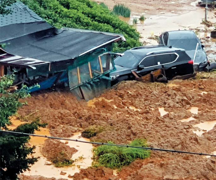 충북 제천 산사태, 민가 덮쳐 - 2일 오전 시간당 50㎜ 이상 폭우가 쏟아진 충북 제천시 산곡동 산곡저수지 인근 마을에서 민가와 차량이 밀려 내려온 토사와 흙탕물에 뒤덮여 있다. 지난 1일 밤부터 2일까지 충북 북부와 강원, 서울과 경기 일부에 집중호우가 내리면서 이날 오후 8시 현재 6명이 숨지고 7명이 실종됐다. 기상청은 제4호 태풍 ‘하구핏’의 영향으로 오는 5일까지 많은 비가 내릴 것으로 전망했다.