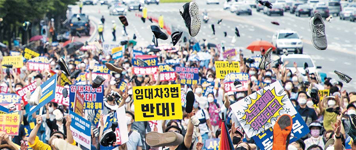 신발이라도 던지고 싶은 심정 - 정부·여당의 주택임대차보호법 개정에 반대하는 시민들이 1일 오후 서울 여의도에 모여 현 정부와 문재인 대통령에 반대하는 의미로 신발을 집어던지는 퍼포먼스를 하고 있다. 이들은 “정부와 여당이 일방적인 법 집행으로 임대인을 범법자로 몰고 있다”고 비판했다.