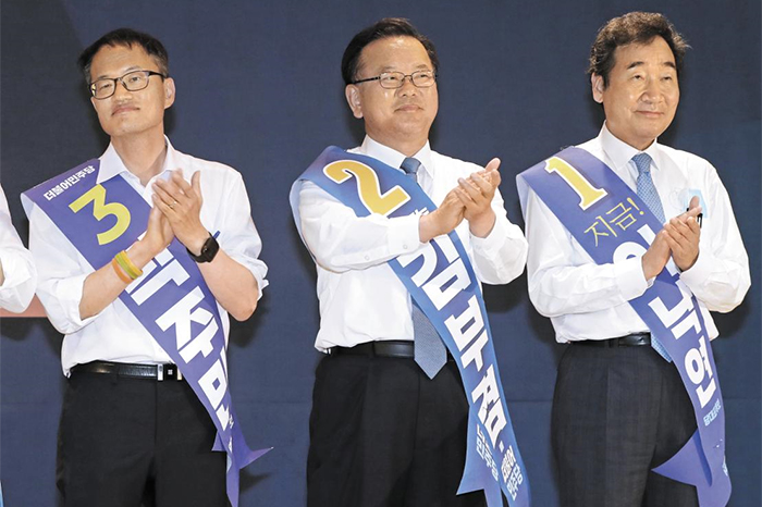 더불어민주당 이낙연(오른쪽부터) 의원, 김부겸 전 의원, 박주민 의원이 1일 울산시 연암동 오토밸리복지센터 체육관에서 열린 당대표·최고위원 후보자 합동연설회에서 손뼉을 치고 있다.