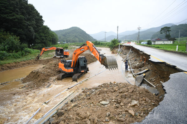 4일 충남 예산군 대술면 장복리에서 폭우로 유실된 지방도로 복구직업이 이뤄지고 있다. /예산군