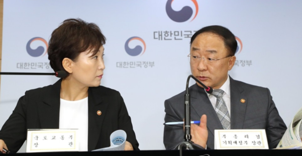 홍남기 경제부총리 겸 기획재정부 장관(오른쪽)과 김현미 국토교통부 장관이 4일 정부서울청사에서 열린 주택공급확대TF회의결과 브리핑에서 대화를 나누고 있다./연합뉴스