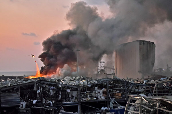 4일(현지 시각) 오후 레바논 수도 베이루트의 항구에서 큰 폭발이 두 차례 발생해 3000여명의 사상자가 발생했다./AFP연합뉴스