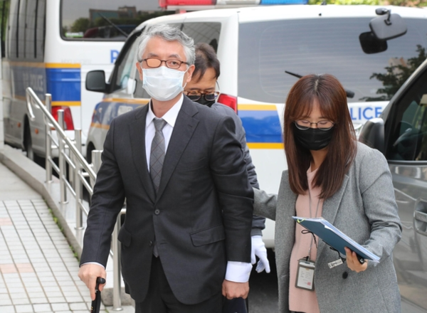 ‘미공개 정보 주식거래 의혹’을 받는 문은상 신라젠 대표이사가 지난 5월 11일 오전 구속 전 피의자 심문(영장실질심사)을 받기 위해 서울 양천구 남부지법 법정으로 들어서고 있다. / 연합뉴스