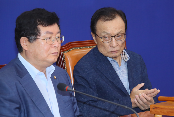더불어민주당 이해찬 대표(오른쪽)가 지난달 22일 국회에서 열린 최고위원회의에서 최고위원들의 발언을 듣고 있다. 왼쪽은 설훈 최고위원./연합뉴스