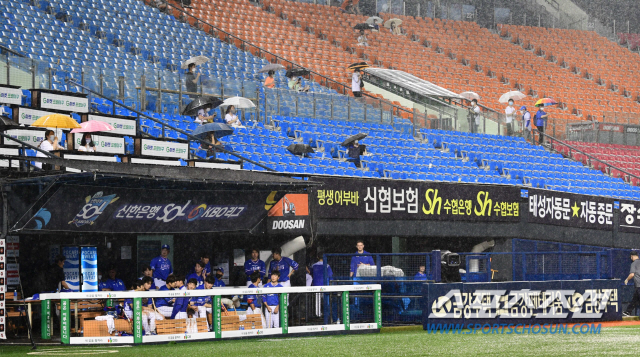 KBO리그 두산 베어스와 삼성라이온즈의 경기가 5일 서울 잠실야구장에서 열렸다. 9회초 갑자기 쏟아진 폭우에 경기가 중단된 가운데 삼성 선수들이 그라운드를 바라보고 있다. 잠실=최문영 기자 deer@sportschosun.com /2020.08.05/