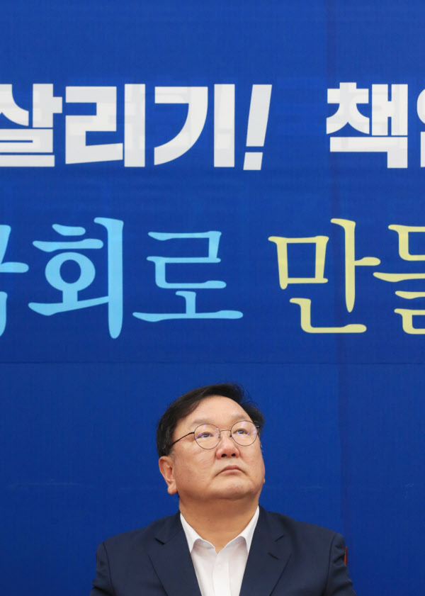더불어민주당 김태년 원내대표가 6일 오전 서울 여의도 국회에서 열린 정책조정회의에서 생각에 잠겨있다./연합뉴스