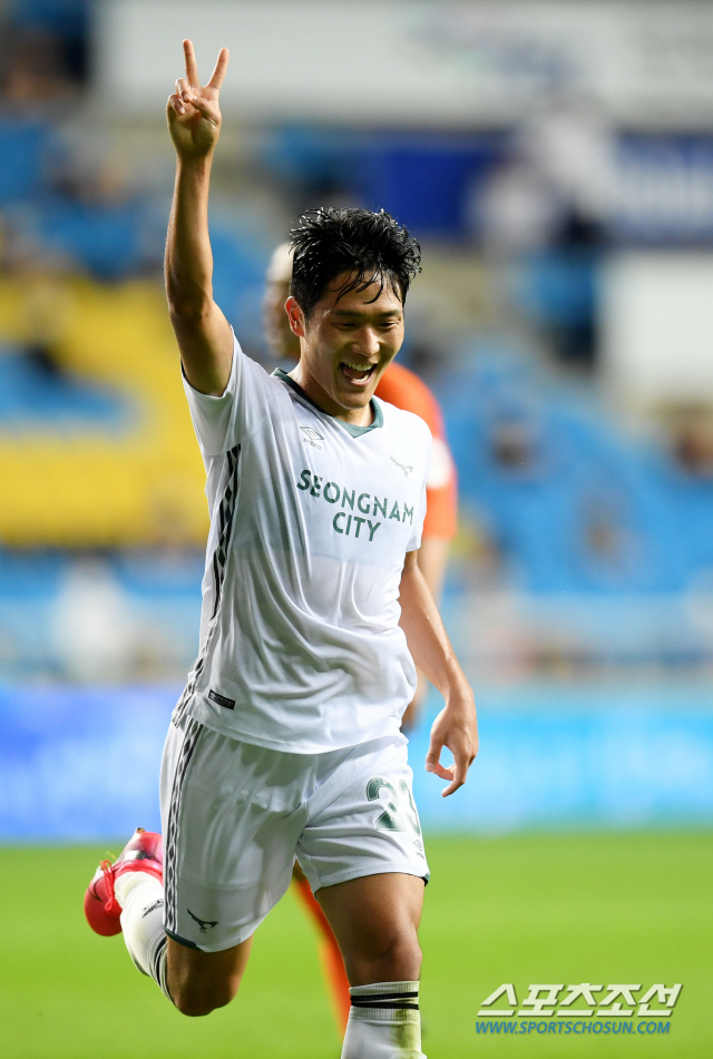 인천 유나이티드와 성남FC의 K리그1 2020 15라운드 경기가 9일 인천축구전용경기장에서 열렸다. 성남 나상호가 후반 두번째골을 터뜨리며 환호하고 있다. 인천=허상욱 기자 wook@sportschosun.com/2020.08.09/