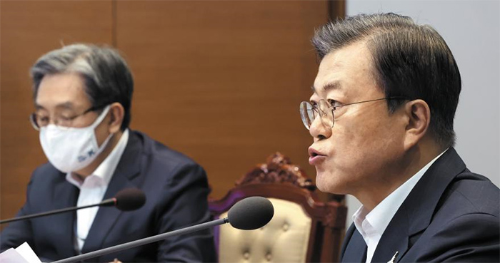 문재인(오른쪽) 대통령이 10일 청와대 수석보좌관 회의를 주재하고 있다. 문 대통령은 회의에서 “(부동산) 종합 대책의 효과로 주택시장이 안정화되고, 앞으로 이런 추세가 더욱 가속화되리라 기대한다”고 말했다.