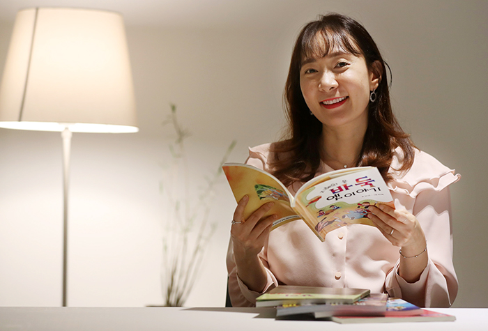 최근 국제바둑연맹 사무국장직을 맡아 활동 영역을 더 넓힌 바둑계 ‘마당발’ 강나연씨가 자신의 저서를 펼쳐 보고 있다.