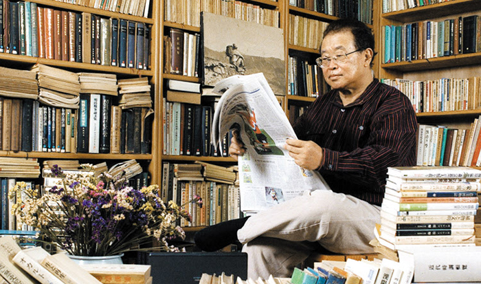 1998년 자택 서재에서 신문을 읽고 있는 이규태 전 조선일보 논설고문. 그는 23년 동안 ‘이규태 코너’를 6702회 연재하는 기록을 세웠다.