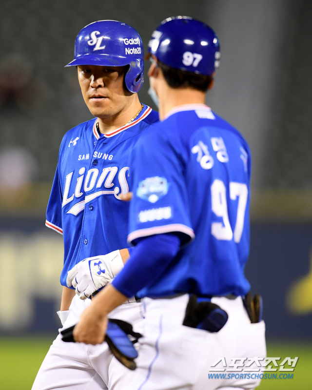 삼성 라이온즈와 두산 베어스의 2020 KBO 리그 경기가 6일 잠실구장에서 열렸다. 7회초 삼성 강민호가 좌익수 앞 안타를 치고 기쁨을 나누고 있다. 잠실=허상욱 기자 wook@sportschosun.com/2020.08.06/