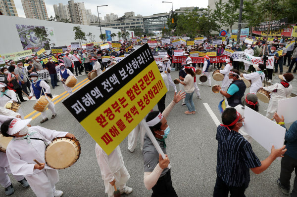 14일 오전 정부세종청사 환경부 앞에서는 경남 합천군민 500여명이 모여 댐 방류에 따른 피해보상을 요구하는 집회를 열었다. /신현종 기자