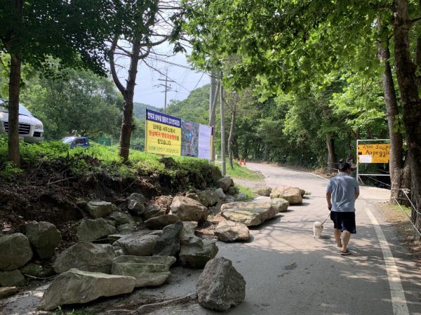 지난달 경기 남양주 묘적사 인근의 동네 길에 수십개의 돌덩이가 놓여져 있다. /독자제공