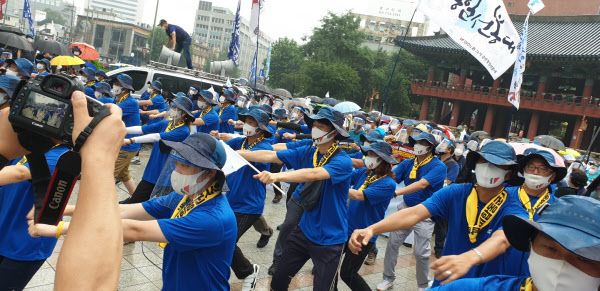 15일 오후 3시 서울 종로구 보신각 인근에서 민노총 시위대가 춤을 추며 노래를 하고 있다. /조유진 기자
