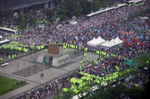 [서울=뉴시스]김명원 기자 = 보수단체들이 15일 서울 종로구 광화문 광장 주변에 대규모 집회를 이어가고 있다. 2020.08.15.

 kmx1105@newsis.com
