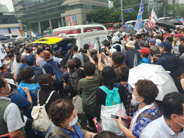 15일 오후 광복절 집회 참가자 일부가 광화문 일대를 지나가던 구급차를 막아 서고 환자가 있는지 확인하고 있다. /이영빈 기자