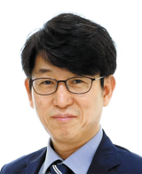 / Shin Hyeonsang Chef De La Division De La Gestion Des Admissions