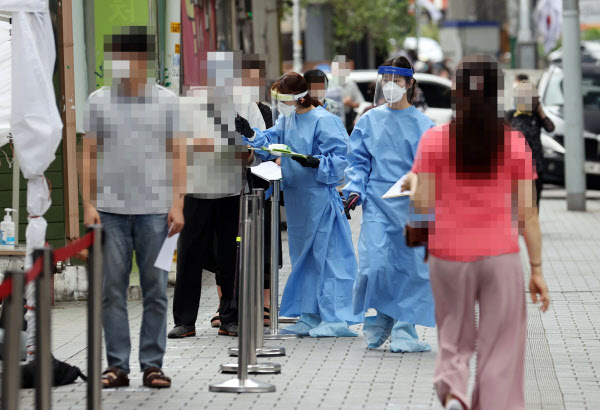 17일 서울 성북구보건소에 마련된 코로나 바이러스 감염증 임시 선별진료소에서 시민들이 검사를 받기 위해 줄을 서고 있다. /연합뉴스