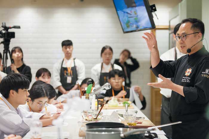 김병필(맨 오른쪽) 총괄셰프가 '청소년 문화동아리' 참가 학생들에게 노하우를 전하고 있다.