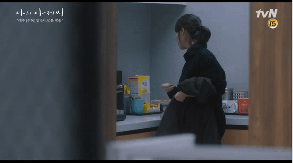 tvN드라마 '나의 아저씨'에서 주인공 이지안(아이유)이 회사 탕비실에서 커피믹스를 훔치는 장면 /tvN