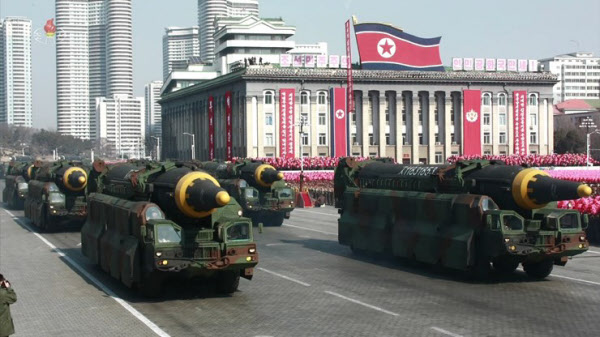 북한의 열병식에서 북한의 화성-15형 대륙간탄도미사일(ICBM) 등이 등장한 모습. /조선중앙통신 연합뉴스