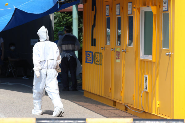 경기도의료원 파주병원에서 코로나 바이러스 감염증 격리치료 중이던 확진자(경기 평택시 177번)가 18일 병원을 탈출한 뒤 약 25시간만인 19일 오전 붙잡혔다. /연합뉴스