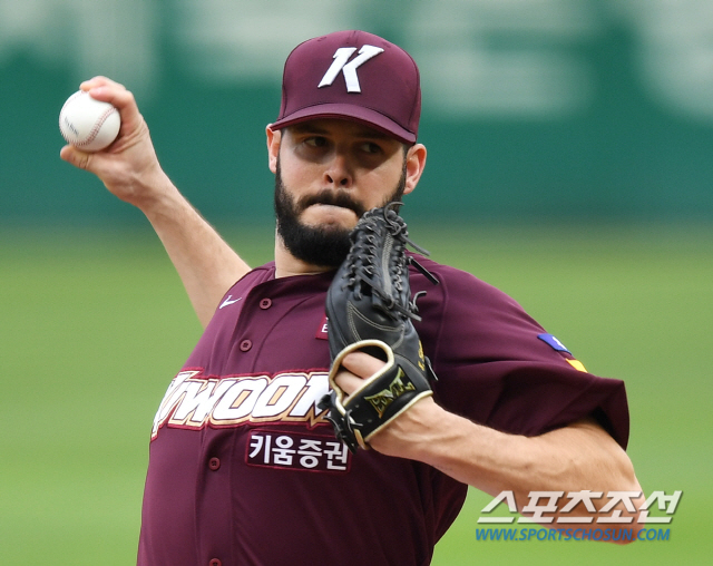 2020 KBO리그 키움 히어로즈와 SK 와이번스의 경기가 19일 인천 SK행복드림구장에서 열렸다. 키움 선발투수 브리검이 투구하고 있다. 인천=정재근 기자 cjg@sportschosun.com/2020.07.19/