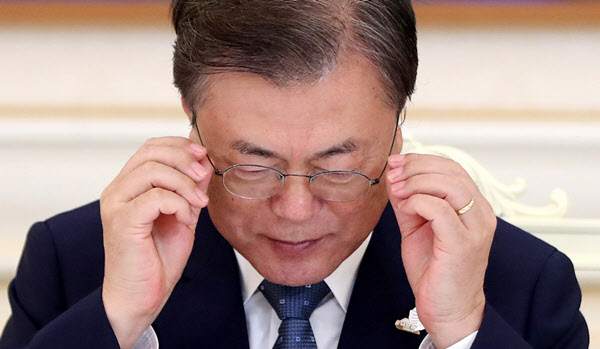 문재인 대통령이 20일 오전 청와대 본관에서 염수정 추기경을 비롯한 한국천주교 지도자와 오찬 간담회중 안경을 고쳐쓰고 있다./뉴시스