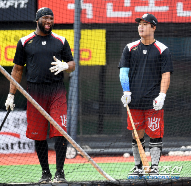 LG 트윈스와 KT 위즈의 2020 KBO 리그 경기가 21일 수원KT위즈파크에서 열렸다. 경기 전 KT 로하스와 강백호가 타격훈련을 하고 있다. 수원=허상욱 기자 wook@sportschosun.com/2020.07.21/