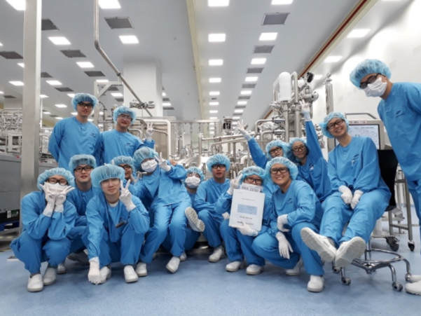 삼성바이오로직스 bioreactor파트팀과 찍은 우아영씨(오른쪽에서 여섯번째) /본인 제공