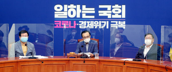 더불어민주당 이해찬 대표 가 21일 오전 서울 여의도 국회 당대표회의실에서 열린 최고위원회의에서 발언하고 있다. 민주당은 회의실에 감염 차단용 칸막이를 설치했다./연합뉴스