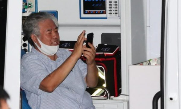 17일 전광훈 서울 성북구 사랑제일교회 담임목사가 서울 성북구 자신의 사택 인근에서 구급차량에 탑승해 마스크를 내린채 스마트폰을 보고 있다/뉴스1