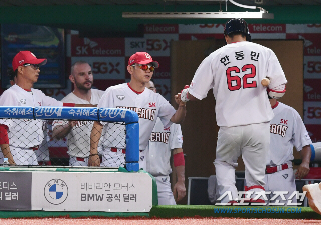 KBO리그 한화이글스와 SK와이번스의 경기가 19일 인천 SK행복드림구장에서 열렸다. SK 3회말 2사후 한동민이 우월 솔로홈런을 치고 박경완 대행의 축하를 받고 있다.
문학=최문영 기자 deer@sportschosun.com /2020.08.19/
