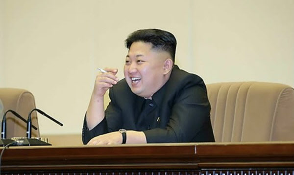 애연가로 알려진 북한 김정은 국무위원장이 공식 석상에서 담배를 피고 있는 모습. /조선일보DB