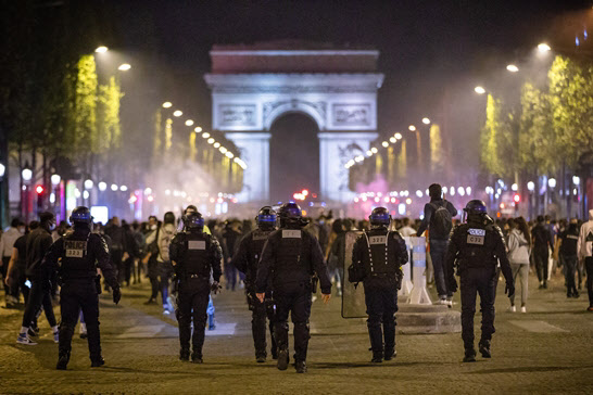 유럽 챔피언스리그 결승전이 열리는 동안 차량 통행이 금지된 파리 샹젤리제거리에서 경찰이 축구팬들을 통제하고 있다./신화통신 연합뉴스