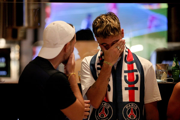 24일 바이에른 뮌헨과의 UFEA 챔피언스리그 결승전에서 패한 뒤 슬픔에 빠진 PSG 팬들./신화 연합뉴스