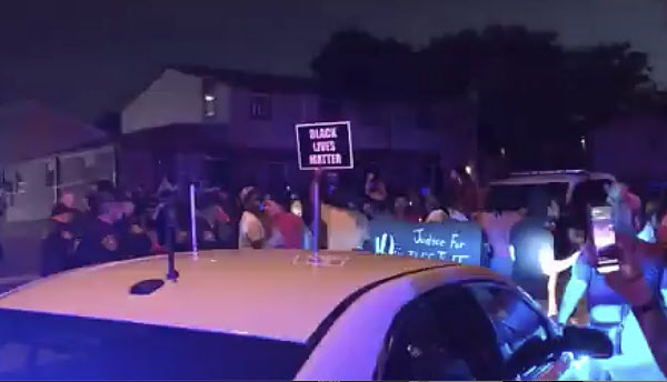 23일(현지 시각) 미 위스콘신주에서 흑인남성 제이컵 블레이크가 경찰 총격에 중상을 입는 사건이 벌어진 뒤 경찰에 항의하는 시위가 열렸다. /로이터 연합뉴스