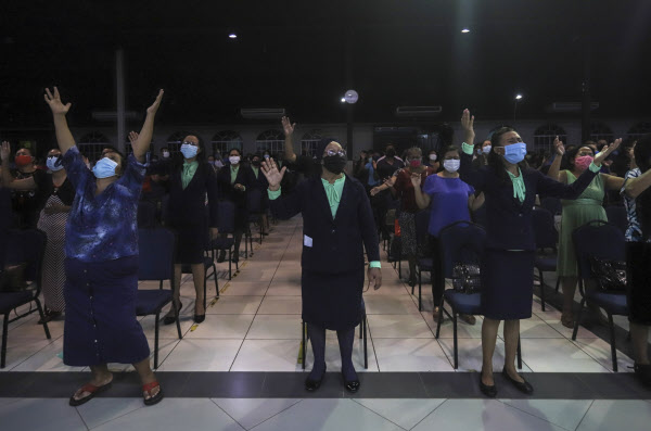 지난 12일(현지 시각) 니카라과 마나과의 한 개신교 교회에서 마스크를 쓴 여성들이 함께 모여 예배를 올리고 있다./AP 연합뉴스