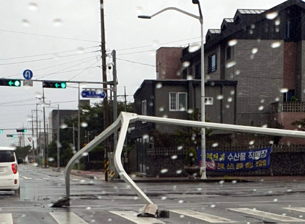 지난 26일 태풍 '바비'가 몰고 온 강한 바람으로 제주시 아라2동의 한 도로에 설치된 가로등이 꺾여 있다. /연합뉴스